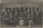 Gruppenaufnahme von Mitgliedern des Clubs der Hoteldiener in Innsbruck, gegründet am 1.2.1909. Gelatinesilberazug 9 x 14 cm ohne Urhebernachweis; wohl anlässlich der Gründungsversammlung aufgenommen worden.  Inv.-Nr. vu914gs00870