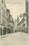 Franz-Josef-Straße in Schwaz, Tirol mit der 1900 gegründeten Städt. Handelsschule (links) gegen die Pfarrkirche Mariä Himmelfahrt. Heliogravüre 9 x 14 cm; Photographie & Verlag G(eorg). Angerer, Schwaz um 1905.  Inv.-Nr. vu914hg00057