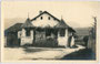 Von Jenner'scher Ansitz in Pigenò, Fraktion St. Michael, Gemeinde Eppan im Überetsch, Südtirol. Gelatinesilberabzug 9 x 14 cm; Impressum: L. Molpurgo, Roma/Kilophot Wien XIX, Muthgasse 642, postalisch befördert 1932.  Inv.-Nr. vu914gs00123