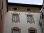 Detail (3. Obergeschoß und Dachgeschoß) der restaurierten Ostfassade vom Ansitz Kolbenturm (auch: Karlsburg) in der Altstadt von Innsbruck, Schlossergasse 3a. Digitalphoto; © Johann G. Mairhofer 2010.  Inv.-Nr. 1DSC00010