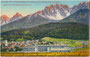 Innichen im Hochpustertal mit der k.k. Landesschützenkaserne gegen Schusterspitze und Haunold der Sextener Dolomiten.  Photochromdruck 9 x 14 cm; Impressum: Josef Werth, Toblach um 1912.  Inv.-Nr. vu914pcd00288