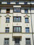 Fassadendetail vom Mehrparteienwohnhaus Schillerstraße 21 in Innsbruck-Saggen, errichtet im Heimatstil 1925-1927 von der Landesbaudirektion (Entwurf: Hans Menardi). Digitalphoto; © Johann G. Mairhofer 2014.  Inv.-Nr. 2DSC00288