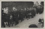 Trauerkondukt im Friedhof Amras, Philippine-Welser-Straße, Stadtgemeinde Innsbruck. Gelatinesilberabzug 9 x 14 cm; Aufnahme und Verlag W. Hronek, Innsbruck 1933.  Inv.-Nr. vu914gs00290
