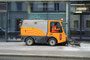 Kleinkehrmaschine vom Referat Straßenbauhof der Stadtgemeinde Innsbruck im Kehrdienst auf Gehwegen beim Campus Universitätsstraße 15. Digitalphoto; © Johann G. Mairhofer 2012.  Inv.-Nr. 1DSC03312
