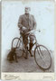 Radrennsportler mit Rennrad. Gelatinesilberabzug auf Untersatzkarton 11 x 16,5 cm (Cabinetformat). Impressum: H(einrich). Schwaiger, Landeck in Tirol (vormals Photograph in Sterzing) um 1895.  Inv.-Nr. vuCAB-00050