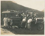 Chauffeur im Automantel mit Reisegesellschaft (evtl. Schulklasse auf Maiausflug) unterwegs in einem Autobus L 6 mit Rolldach der Automobilfabrik Perl AG, Wien-Liesing (1922 - 1954). Gelatinesilberabzug 9 x 12 cm, um 1930.  Inv.-Nr. vu912gs00024