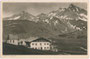 Ursprünglich Bauernhof, ab 1628 kaiserl. Jagdhof in Kühtai, Gde. Silz, heute Schlosshotel mit Gubener Weg. Rastertiefdruck 9 x 14 cm; Verlag Sektion Guben im D.Ö.A.V. (Deutscher und Österr. Alpenverein) um 1930.  Inv.-Nr. vu914rtd00022
