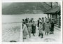 Reisegruppe auf der Uferterrasse  des Hotel "Molveno" am gleichnamigen  See im Trentino.  Gelatinesilberabzug 10 x 15 cm;  Privataufnahme, Ausarbeitung von  Foto Skulina, Torbole am Gardasee 1957.  Inv.-Nr. vu105gs00101