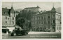 Schnelllastwagen L6 (max. 2 Tonnen Nutzlast) der Automobilfabrik Perl, Wien-Liesing (1922-1954) beim Wohn-/Geschäftshaus Südtiroler Platz 1 in Kufstein, Tirol. Gelatinesilberabzug 9 x 14 cm; Impressum: Frank Verlag, Graz 1934.  Inv.-Nr vu914gs01162