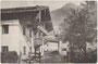 Zweigeschoßiger Einhof (quergeteiltes, gemauertes Mittelflurhaus) mit Balkon und gezimmertem Dachgeschoß mit Giebelsöller über die volle Fassadenbreite in Erl bei Kufstein, Tirol. Autotypie 9 x 14 cm; Passionsspielverlag Erl um 1920.  Inv.-Nr. vu914at0003