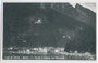 Riva (heute Riva del Garda) mit Hafen und der Festung Il Bastione am Abhang des Monte Rocchetta aus dem Anfang des 16. Jahrhunderts. Gelatinesilberabzug 9 x 14 cm; Ed(izioni). Traldi, Milano um 1925.  Inv.-Nr. vu914gs00298