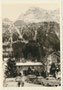 Talstation der 1926 erbauten alten Tiroler Zugspitzbahn - seit 1991 durch Neubau mit zwei 100-Personen-Kabinen betrieben - in Ehrwald, Bezirk Reutte, Tirol zur Wintersaison. Gelatinesilberabzug 7 x 10 cm, Amateuraufnahme um 1965.  Inv.-Nr. vu710gs00010