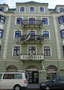 Fassade vom Verbindungshaus der 1863 gegründeten Universitätssängerschaft Skalden zu Innsbruck, zugleich Studentenheim „Josef Pembaur“ in Innsbruck-Pradl, Defreggerstraße 32. Digitalphoto; © Johann G. Mairhofer 2013.  Inv.-Nr. 1DSC06253