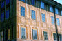 Fassadenmalerei zur Leopoldstraße von Raphael Thaler (1870-1947) und Toni Kirchmair (1887-1965) vom Ansitz Liebenegg in Innsbruck-Wilten, Liebeneggstraße 2,. Farbdiapositiv 24 x 36 mm; © Johann G. Mairhofer 1998. Inv.-Nr. dc135fuRA679.1_25