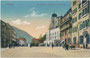 Oberer Stadtplatz in der Bezirkshauptstadt Kufstein mit k.k. Postamt, Sparkasse und Stadtwache (Gebäude v.r.n.l.). von der nördlich einmündenden Hans-Reisch-Straße aus. Farblichtdruck 9 x 14 cm; B. Lehrburger, Nürnberg um 1910.  Inv.-Nr. vu914fld00068