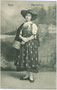 Junge Frau in Festkleidung des Pfitschertals in Südtirol. Lichtdruck 9 x 14 cm; Impressum: Verlag Ernst Schmid, Innsbruck 1917.  Inv.-Nr. vu914ld00254