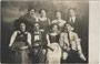 Besucher am Alpenvereinsball von 1913 in Innsbruck. Gelatinesilberabzug 9 x 14 cm; Impressum: Hans Amos, Erlerstraße 4, Innsbruck 1913.  Inv.-Nr. vu914gs00776