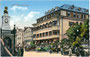 Aufenthalt von „Autlern“ (synonym für Automobilisten) in Kufstein vor dem Hotel “Egger” am Oberen Stadtplatz. Photochromdruck 9 x 14 cm; Verein(igter). Kunstverlag Ed(uard). Lippott und A(nton). Karg, Kufstein um 1910.  Inv.-Nr. vu914pcd00112