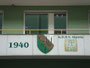 Farben und Zirkel der Katholisch Österreichischen Hochschulverbindung Alpinia Innsbruck im Österreichischen Cartellverband am Verbindungshaus in Innsbruck-Wilten, Zollerstraße 3. Digitalphoto; © Johann G. Mairhofer 2011.  Inv.-Nr. 1DSC01583
