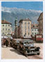 Automobile in der Maria-Theresien-Straße in Innsbruck mit Schlitzblenden als Luftschutz während der alliierten Bombenangriffe von 1943 bis 1945. Farbautotypie 10 x 15 cm; Leonhardt phot./Verlag Tiroler Graphik, Innsbruck.  Inv.-Nr. vu105fat00017