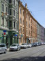 Östliche Häuserflanke der Claudiastraße im Innsbrucker Stadtteil Saggen, links das Haus Nr. 22 mit einer Filiale der Tiroler Sparkasse Bankaktiengesellschaft darin. Digitalphoto; © Johann G. Mairhofer 2014.  Inv.-Nr. 2DSC00006