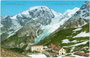 Stilfserjoch 2.188 m s.l.m. mit Kaserne (links) und Hotel „Franzenshöhe“ (rechts), Gemeinde Stilfs im Bezirk Schlanders, Gerichtsbezirk Glurns. Photochromdruck 9 x 14 cm; Impressum: Joh. F. Amonn, Bozen 1905.  Inv.-Nr. vu914pcd00236