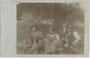 Sennerin in Arbeitsschürze und Besucher auf einer nicht bezeichneten Alm wohl im Raum Tirol oder Oberbayern. Gelatinesilberabzug 9 x 14 cm ohne Urhebernachweis (wohl Amateuraufnahme) um 1910.  Inv.-Nr. vu914gs00699