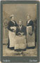 Max BINDER, Zell am Ziller: Frauen in Festtracht mit Wallfahrtsmedaillen wohl nach Wallfahrt nach Maria Rast über Zell am Ziller. Gelatinesilberabzug auf Untersatzkarton 11 x 16,5 cm (Cabinetformat) um 1910.  Inv.-Nr. vuCAB-00046