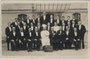 Servicebrigade mit Chef de Cuisine (Küchenchef) eines Restaurants. Bez.:  "Zur Erinnerung meines Aufenthalts in Cannes (Cote d'Azur) 1929 von Cousin Walter". Gelatinesilberabzug 9 x 14 cm ohne Impressum.  Inv.-Nr.  vu914gs00082