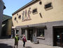 Straßenfassade der ehemaligen Haller Filmbühne (heute Tourismusbüro der Stadt Hall und Tourismusregion Hall-Wattens), Wallpachgasse 5, Hall in Tirol, Bezirk Innsbruck-Land. Digitalphoto; © Johann G. Mairhofer 2013.  Inv.-Nr. 1DSC07266