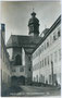 Franziskanerkirche (Hofkirche) und -kloster (ab 1929 Tiroler Volkskunstmuseum) in Innsbruck - Blick von der Angerzellgasse. Gelatinesilberabzug 9 x 14 cm; Impressum: Kunsthandlung Unterberger, Innsbruck um 1910.  Inv.-Nr. vu914gs00487