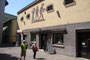 Denkmalgeschütztes Gebäude mit freskierter Fassade der ehem. Haller Filmbühne (heute Tourismusbüro für die Tourismusregion Hall-Wattens) von Hall in Tirol, Wallpachgasse 5. Digitalphoto; © Johann G. Mairhofer 2013.  Inv.-Nr. 1DSC07266