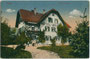 Im Heimatstil erbautes Hotel “Bahnhof” (heute Hotel “Linde”) vis à vis von Bahnhofsrestauration und Stationsgebäude (beide 1944 zerbombt) in Wörgl von Süden. Farblichtdruck 9 x 14 cm; Impressum: Purger & Co., München um 1910.  Inv.-Nr. vu914fld00059