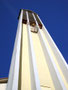 Glockenturm der nach Plänen von Arch. Martin Eichberger erricheten und 1960 geweihten  Landesgedächtniskirche St. Paulus, Reichenauer Str. 70, Innsbruck-Reichenau. Digitalphoto; © Johann G. Mairhofer 2011.  Inv.-Nr. 2DSC01689
