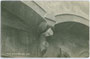 Bauplastik am Haus der im Mittelalter vermutlich herrschenden Matscher Vögte aus dem Vinschgau in der Altstadt von Innsbruck, Schlossergasse 3. Gelatinesilberabzug 9 x 14 cm; A(lfred). Stockhammer, Hall in Tirol 1909.  Inv.-Nr. vu914gs00461