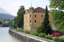 Dreigeschoßige Zinsvilla im Stil der Neorenaissance mit zweigeschoßigem Eckerkerturm mit Zwiebelhelm an der linksufrigen Innpromenade in Zell, Stadtgemeinde Kufstein, Karl-Kraft-Straße 3. Digitalphoto; © Johann G. Mairhofer 2013.  Inv.-Nr. 1DSC07145