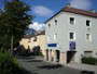 Mehrfamilienwohnhaus Kärntner Straße 60 der Optionszeit (1940 – 1943) mit Café „Socke“ in Innsbruck-Reichenau, ein Laubenhaus mit an der Nordfassade hindurchführendem Gehsteig. Digitalphoto; © Johann G. Mairhofer 2011.  Inv.-Nr. 1DSC01678