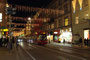 Straßenbahntriebwagen Bombardier Flexity Outlook bei Durchfahrt der Museumstraße mit Weihnachtsbeleuchtung in Innsbruck, Innere Stadt an der Abzweigung vom Burggraben. Digitalphoto; © Johann G. Mairhofer 2010.  Inv.-Nr. 1DSC00149