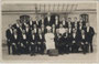 Servicebrigade mit Chef de Cuisine (Küchenchef) eines Restaurants. Bez.:  "Zur Erinnerung meines Aufenthalts in Cannes (Cote d'Azur) 1929 von Cousin Walter". Gelatinesilberabzug 9 x 14 cm ohne Impressum.  Inv.-Nr.  vu914gs00082