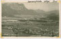 Panorama von Wörgl, Bezirk Kufstein, Tirol von Südwesten mit dem Pendling der Brandenberger Alpen und der Innschleife in Kirchbichl. Gelatinesilberabzug 9 x 14 cm; ohne Urhebernachweis um 1935.  Inv.-Nr. vu914gs00763