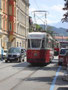 Straßenbahntriebwagen Typ "Genua" von Breda, Milano (I.V.B. - Innsbrucker Verkehrsbetriebe Serie 60) von 1943/44 und älterer in der Claudiastraße im Saggen auf Sonderfahrt. Digitalphoto; © Johann G. Mairhofer 2014.  Inv.-Nr. 2DSC00001