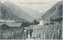 Bergtouristen in Gschnitz, Gbz. Steinach (ab 1977 Gbz. Innsbruck), Bzk. Innsbruck-Land unterwegs auf der von Flechtzäunen gesäumten Gschnitztalstraße. Lichtdruck 9 x 14 cm; Impressum: K(arl). Redlich, Innsbruck 1909.  Inv.-Nr. vu914ld00030