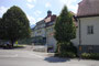 Fassade mit Zugangsbereich vom 1911 erbauten Landeskrankenhaus Hall in Tirol nach Fusion vom Allgem. öffentl. Bezirkskrankenhaus und dem Psychiatrischen Krankenhaus im Jahr 2011. Digitalphoto; © Johann G. Mairhofer 2013.  Inv.-Nr. 1DSC07243