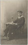 Bootsmaat in Uniform eines unbezeichneten Flottenverbandes der k.u.k. Kriegsmarine. Gelateinesilberabzug 9 x 14 cm ohne Urhebernachweis, handschriftl. dat. 1918; Inv.-Nr. vu914gs00606