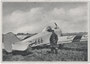 Pilot in zeitgenössischer Fliegerkleidung (u.a. Pelzstiefel und Ledermantel) vor offenem Ganzmetallflugzeug Junkers T 29, Bj. 1925 aus dem Junkers Flugzeugwerk, Dessau. Rastertiefdruck 10 x 15 cm (Werbekarte). Inv.-Nr. vu105rtd00008