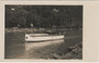 Flussboot „Tirol“ von Teilnehmern an der Arbeiterolympiade in Wien 1933 geankert auf dem Inn auf Höhe der Villa Hallhuber in Innsbruck, bez.: "Wörgl, 29./VI. 1933". Gelatinesilberabzug 9 x 14 cm ohne Urhebernachweis.  Inv.-Nr. vu914gs00013