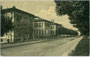 Palazzo Municipale e Scuole (dt. Rathaus und Schulgebäude) in Levico, heute Comunità Alta Valsugana e Bersntol, Provincia Autonoma di Trento. Lichtdruck 9 x 14 cm; Editore: A. Bortoluzzi, Cartoleria, Levico um 1930.  Inv.-Nr. vu914ld00265