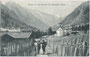 Bergwanderer auf einer mit Flechtzaun gesäumten Talstraße in Gschnitz, Bezirk Innsbruck-Land, Tirol. Lichtdruck 9 x 14 cm; Impressum: K(arl). Redlich, Innsbruck um 1910.  Inv.-Nr. vu914ld00030