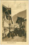 Belebtes Dorfzentrum vom Passionsspieldorf Erl am Inn, Bezirk Kufstein, Tirol. Heliogravüre 9 x 14 cm; Aufnahme und Verla Othmar Zieher, München, postalisch befördert 1927.  Inv.-Nr. vu914hg00054