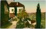Äußerer Schlosshof der Burg Lebenberg in Tscherms, Gerichtsbezirk Lana, Bezirk Meran, Gefürst. Grafsch. Tirol (1849-1919); heute Bezirksgemeinschaft Burggrafenamt. Photochromdruck 9 x 14 cm; Jos.. Auerbach, Meran um 1905.  Inv.-Nr. vu914pcd00177